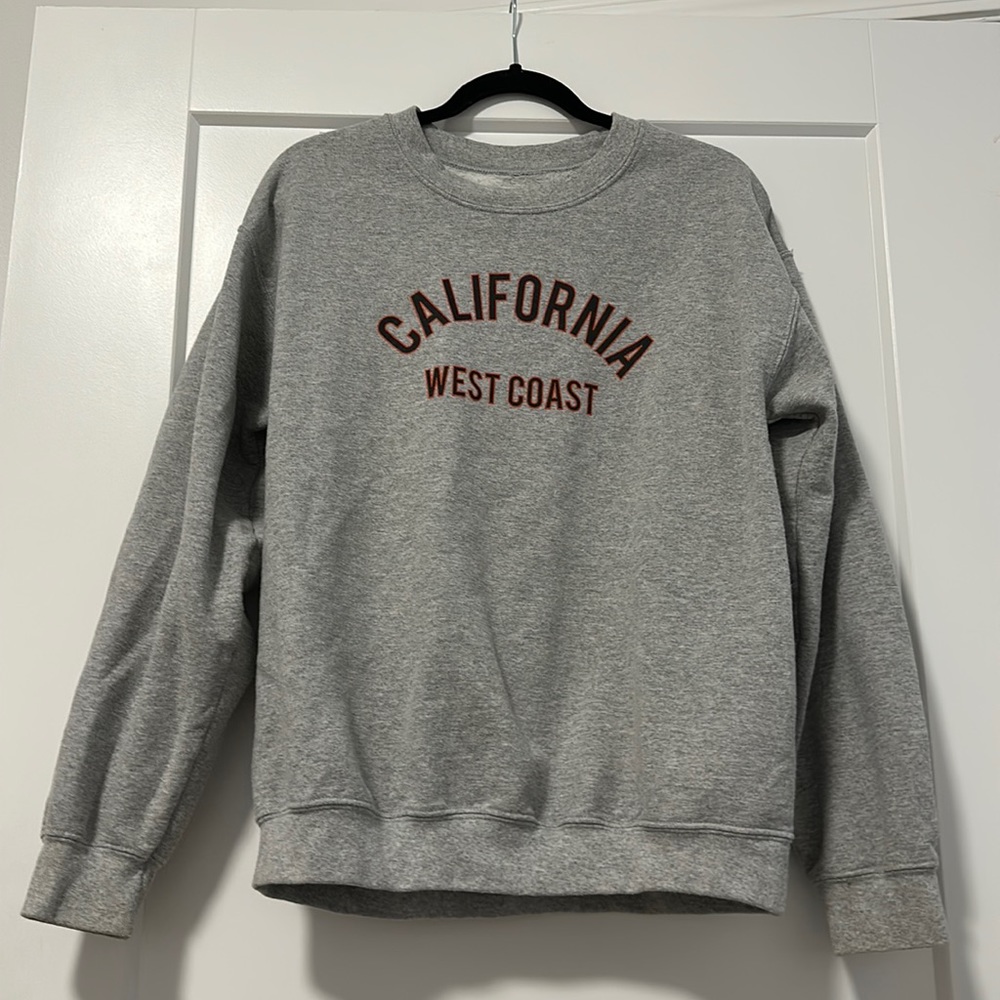 Cute oversized sweatshirt never worn! Size small